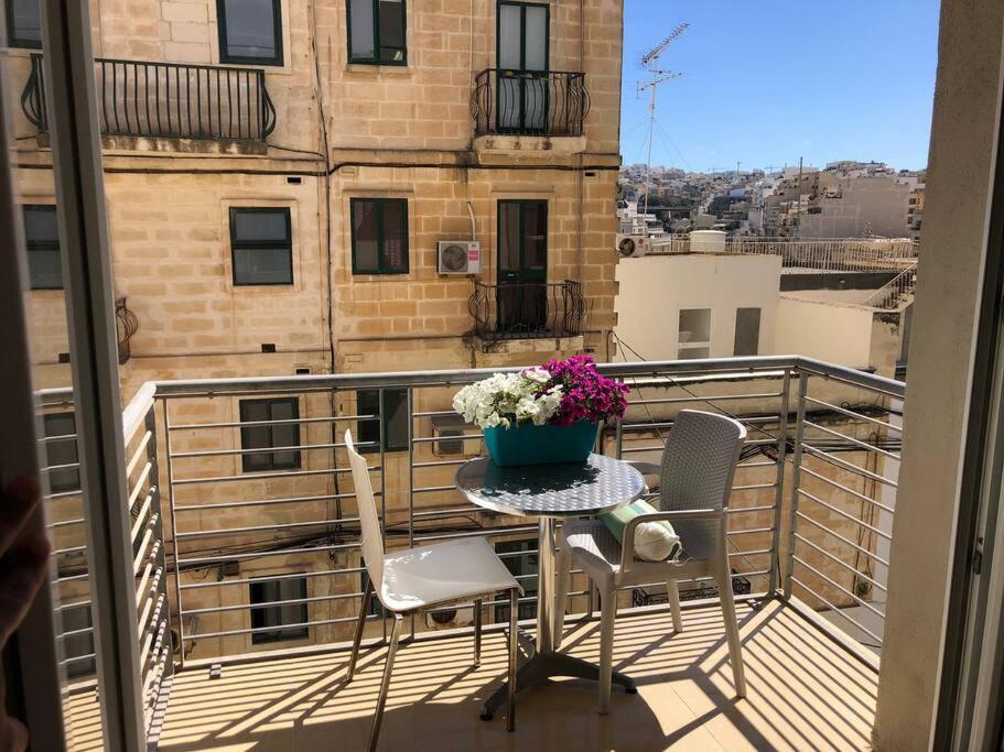 Well Located 2 Bedroom Flat In St.Julians Сент Джулианс Экстерьер фото